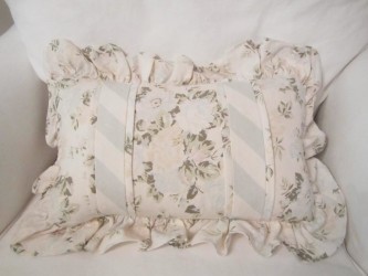 Using shabby chic decorative pillows to decorate the room (2)