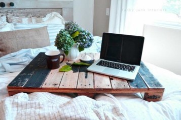 Wood pallet bed tray mad with pallets project
