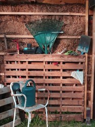 Wood pallet garden tool organizer project