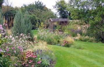Cottage Garden Design With Mixed Border Planting